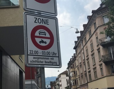 Die Stadtpolizei und die Dienstabteilung Verkehr testen ab 22. Juni bis Ende Herbst 2017 eine automatische Zufahrtskontrolle zum Nachtfahrverbotsgebiet westlich der Langstrasse. 