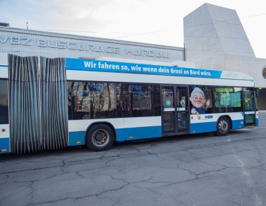 Seit heute verkehrt in Zürich ein VBZ-Bus mit «Grosi», der Figur der Kampagne «Grosi an Bord» der Zürcher Verkehrskonferenz. 
