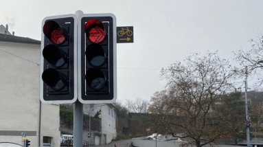 In der Stadt Zürich dürfen neu an 81 Kreuzungen Velofahrende auch bei Rot rechts abbiegen. Im Laufe des Jahres sollen weitere Kreuzungen mit «Rechtsabbiegen bei Rot» ausgeschildert werden.