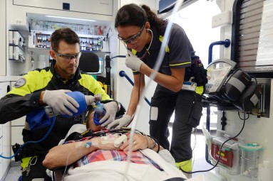Die dipl. Rettungssanitäter HF betreuen einen Patienten im Rettungswagen