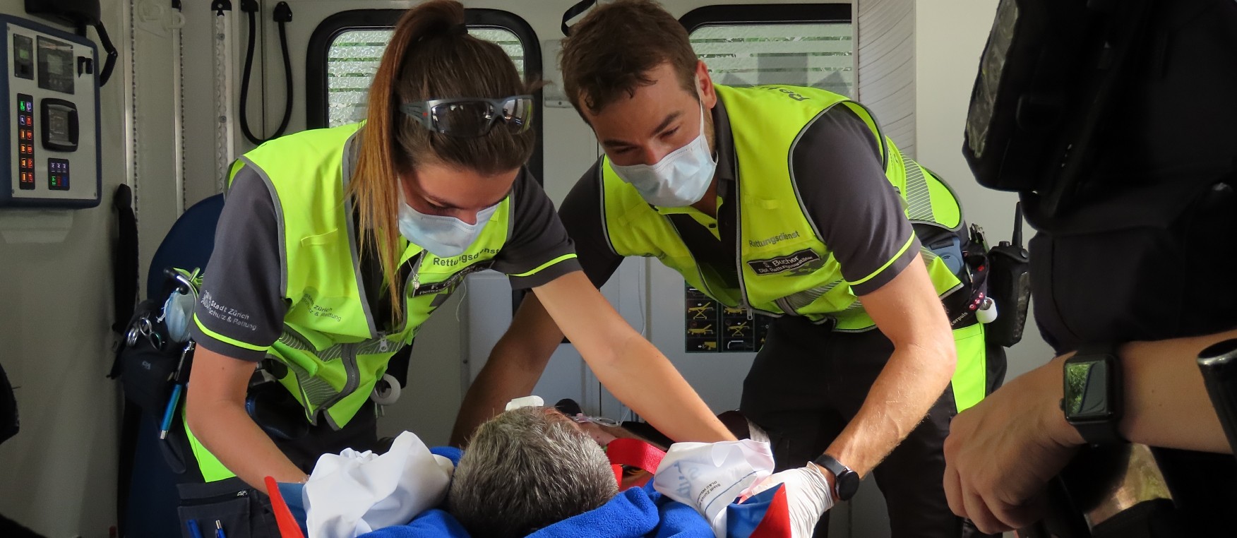 Rettungskräfte behandeln einen Patienten.