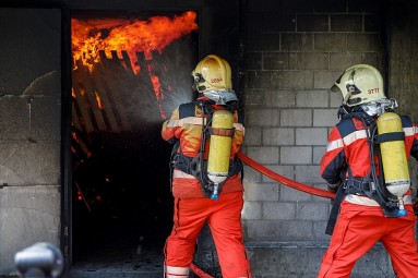 Feuerwehrleute trainieren im Brandhaus