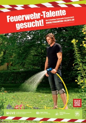 Plakat, Mann hält Wasserschlauch im Garten