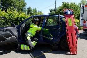 Rettungssanitäter im Einsatz bei einem Autounfall