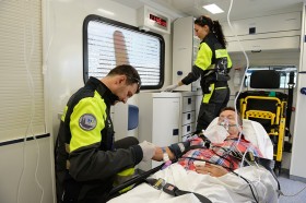 Rettungssanitäter versorgen einen Patienten