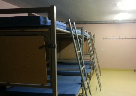 In etwa so kann man sich einen Schutzraum mit aufgestellten Betten vorstellen. 