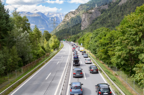Rechtsvorbeifahren auf Autobahnen bei stockendem Verkehr