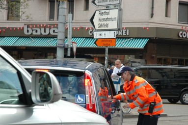 Verkehrsumleitung anlässlich Fusball EM 2008, Polizist gibt Autolenker Auskunft