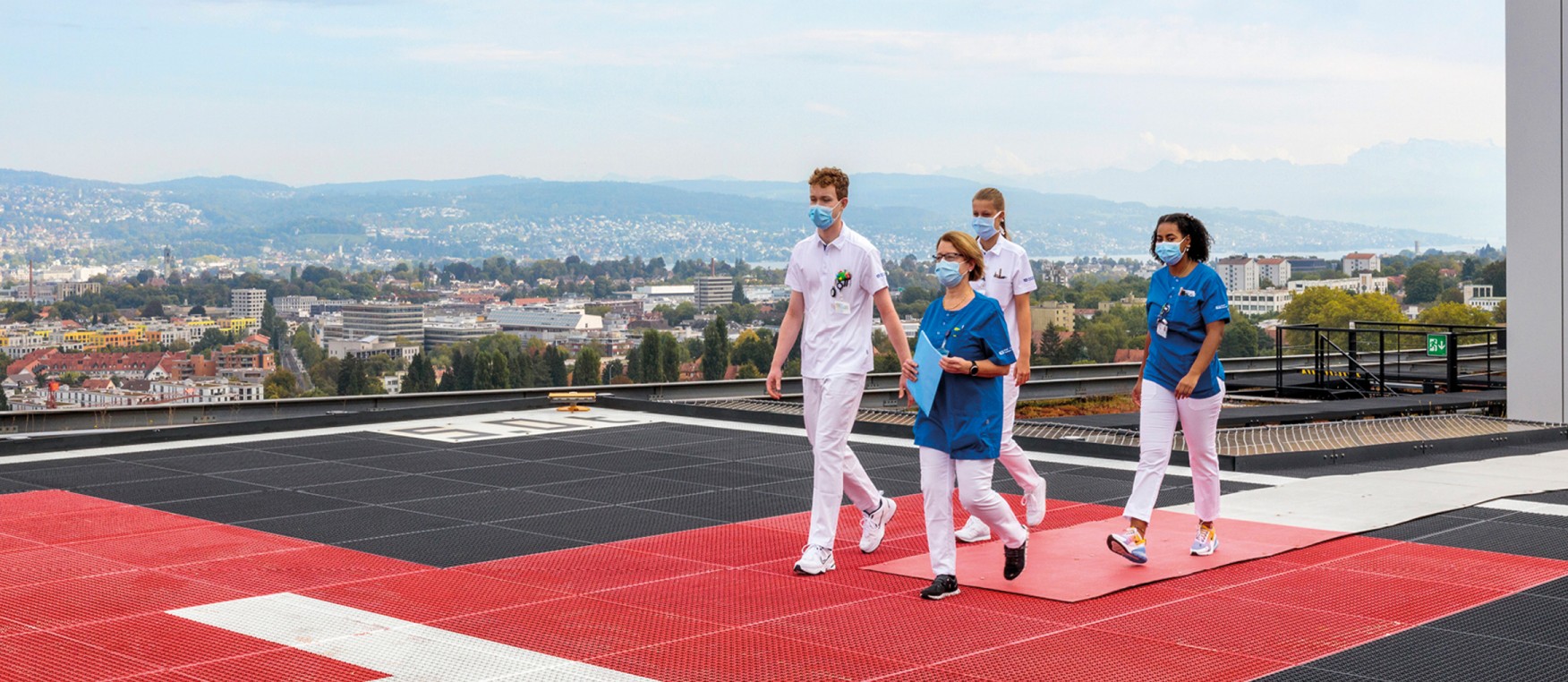 Ärztliches Personal auf dem Dach des Stadtspital Zürich, Standort Triemli