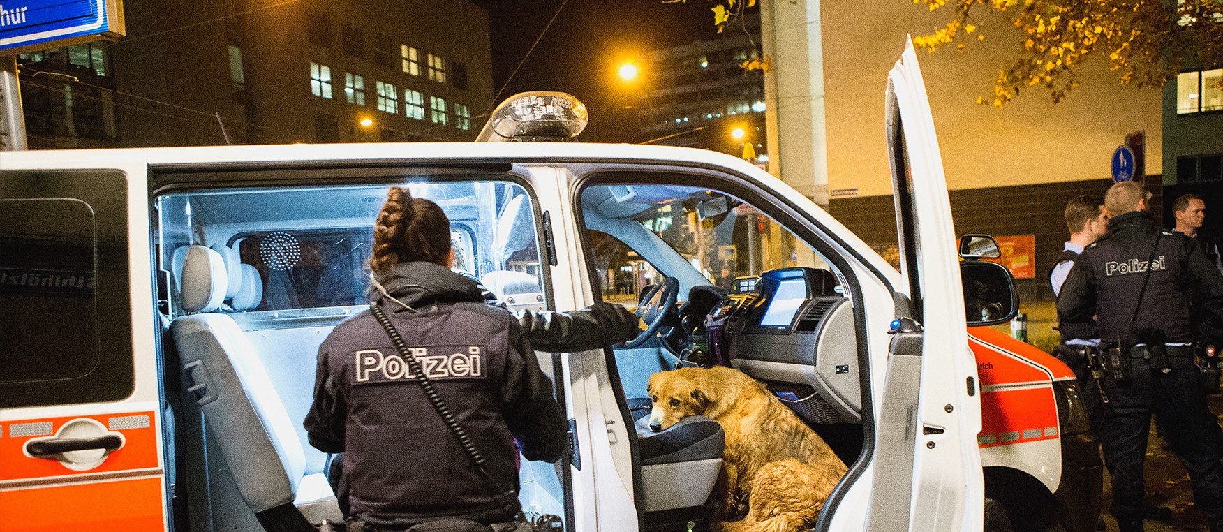 Polizeiauto mit Mensch und Hund