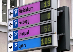 Klassische Anzeigetafel des Parkleitsystems Zürich.