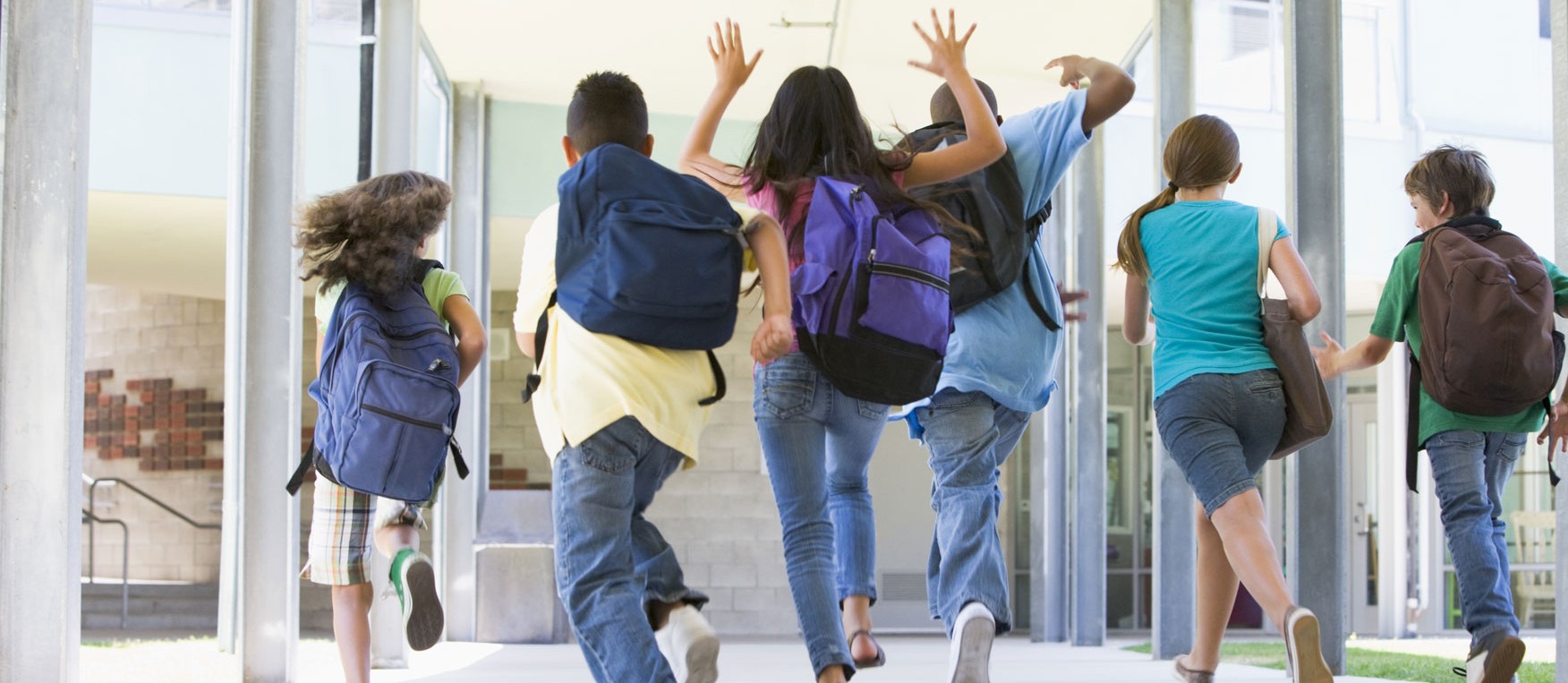 Kinder rennen aus dem Schulhaus