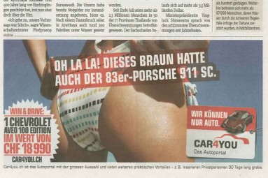 gebräunter Frauenpo im Bikini, Text: O la la, dieses Braun hatte auch der 83-er Porsche