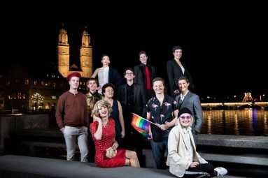 Eine Gruppe von jungen LGBTI-Personen posiert vor dem Grossmünster Zürich.