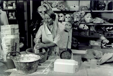 Erica Hänssler, nicht nur Schauspielerin und Theaterleiterin des Theaters und Theatermuseums Stok, sondern Rundum-Theaterkünstlerin, im Atelier des Theaters Stok bei der Schaffung einer Maske (1986)