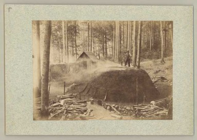 Der letzte Kohlenmeiler im Sihlwald im Jahre 1896.