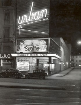 Das Kino Urban Ende der Dreissigerjahre. 1934 gebaut, war es neben dem Bellevue- und dem Corso-Theater schon der dritte Unterhaltungspalast ums Bellevue, in dem Kino-Vorführungen geboten wurden. Der Name des Kinos war allerdings keine Anspielung auf die moderne Stadtkultur: das Kino lag an der St. Urban-Gasse. (Bild: Baugeschichtliches Archiv Zürich)