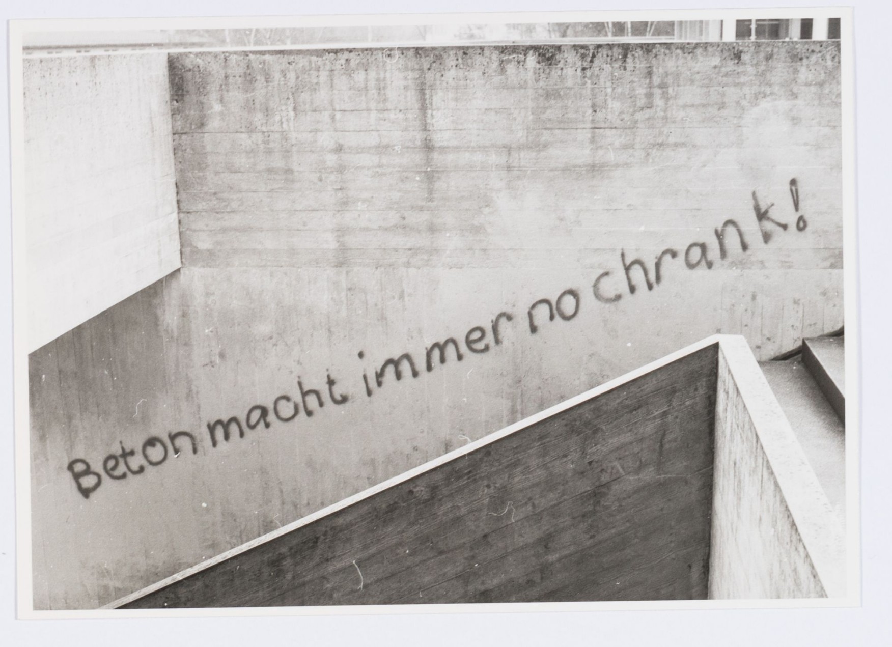 Sprayspruch "Beton macht immer no chrank" an der Kantonsschule Freudenberg, Gutenbergstrasse 15