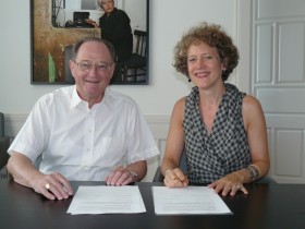 Stadtpräsidentin Corine Mauch und Willy Furter, Präsiden der Konferenz der Quartiervereine bei der Unterzeichnung der Vereinbarung.