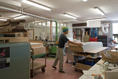 Bild: Mann bei der Arbeit in einer Werkstatt