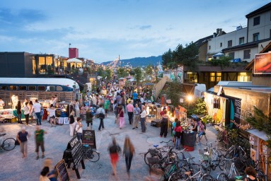 Menschen vor dem Gerold-Areal in Zürich bei Abendstimmung.