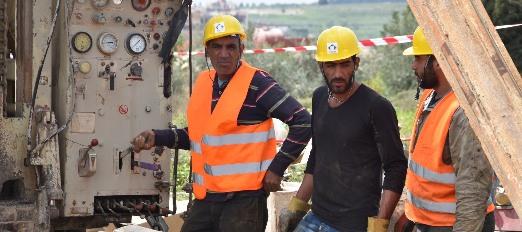 Arbeiter bei der Brunnenbohrung in Qasaibet