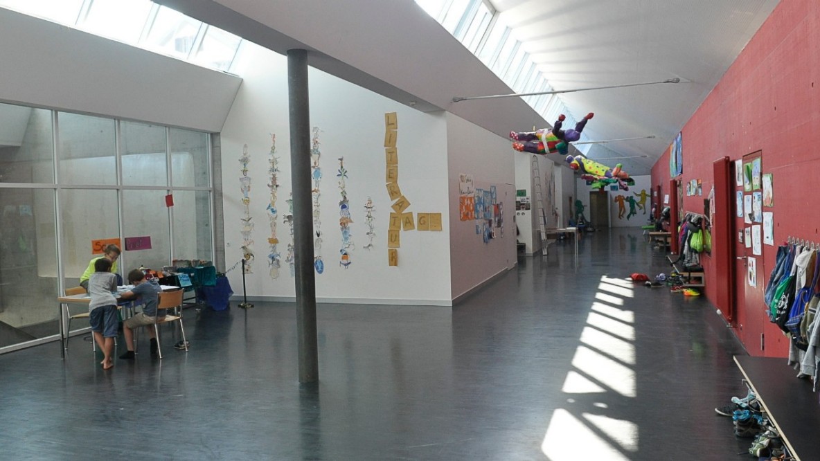 Schulkinder am Schreiben