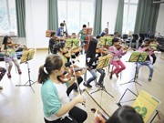 Schülerinnen und Schüler beim Musizieren