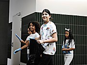 Schülerinnen unterstützen beim sauber halten der Schule