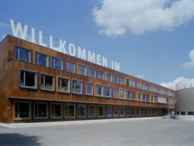 Das Schulhaus von aussen