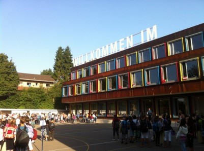 Das Schulhaus von aussen