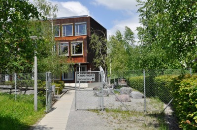 Das Schulhaus von aussen