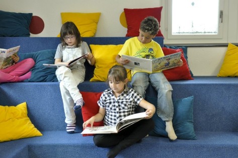 Kinder auf der Lesetreppe