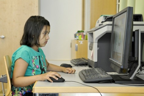 Kind arbeitet am Computer