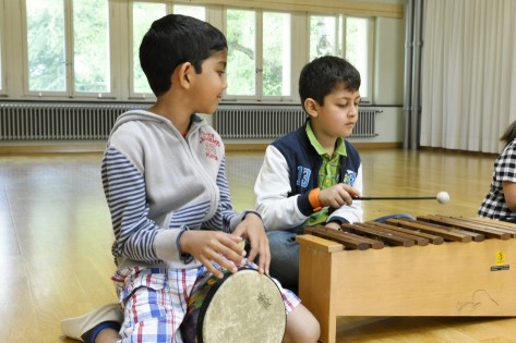 Kinder spielen Xylophon