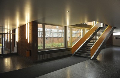 Schulhaus im Winter