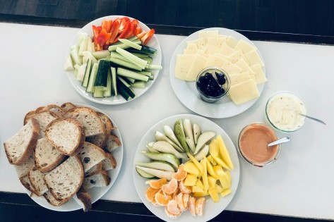 Auswahl von Brot, Früchten, Gemüse und Käse als Teil des Mittagsbuffets