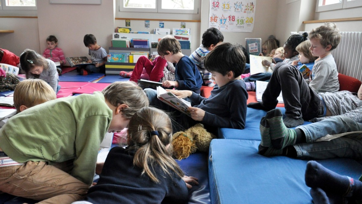 Kinder lesen in der Bibliothek