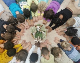 Maus guckt aus Höhle auf Landschaft mit Pilzen Maus guckt aus Höhle auf Landschaft mit Pilzen