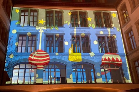 Fassade ist beleuchtet mit einem Bild aus hängenden Weihnachtskugeln Fassade ist beleuchtet mit einem Bild aus hängenden Weihnachtskugeln