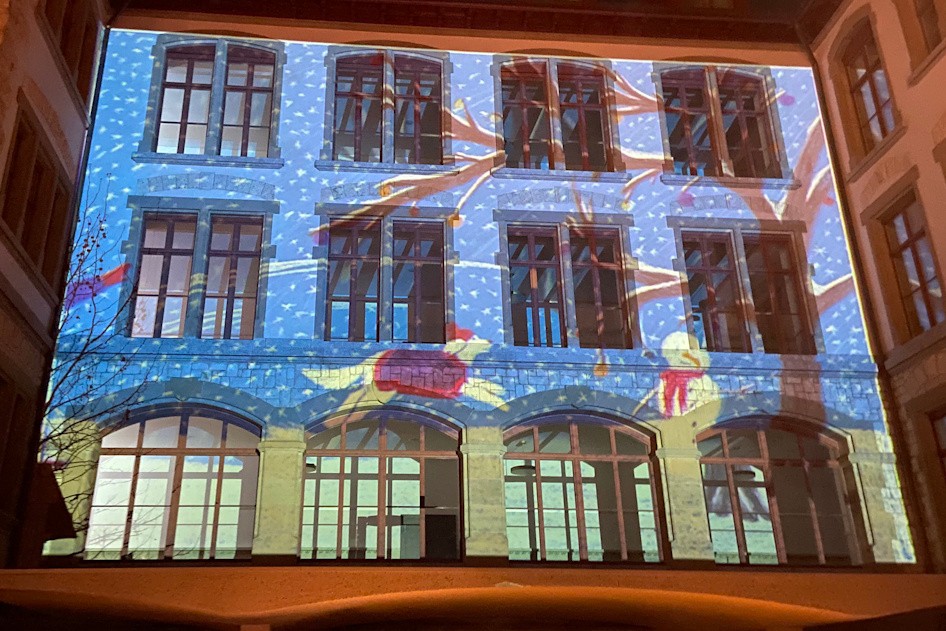 Fassadenbeleuchtung, Schnee, ein Schneemann mit Hund