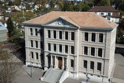 Backsteingebautes Schulhaus, 3 Stöcke Backsteingebautes Schulhaus, 3 Stöcke