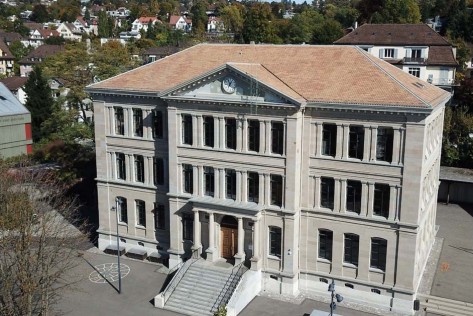 Backsteingebautes Schulhaus, 3 Stöcke