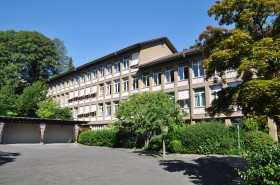 HAuptgebäude und Pausenhof