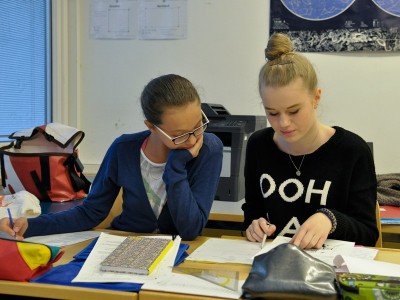 Schülerinnen an der Schulbank