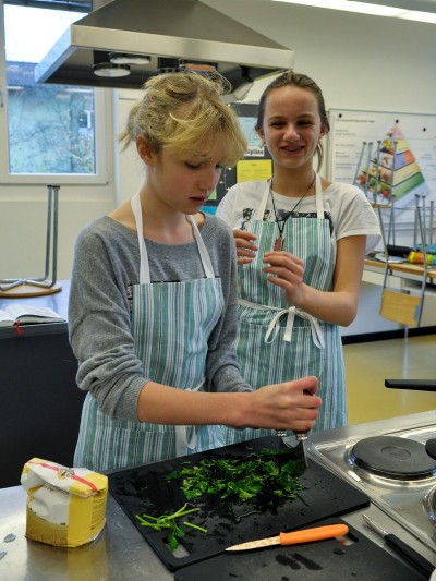 Schülerinnen beim Kochen