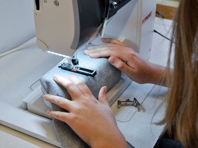 Schülerin an der Nähmaschine