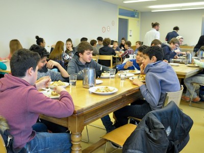 Schüler beim Essen