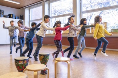 Kinder üben Rhythmen im Musikalischen Grundunterricht