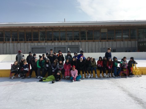 Schülerinnen auf der Eisbahn Heuried